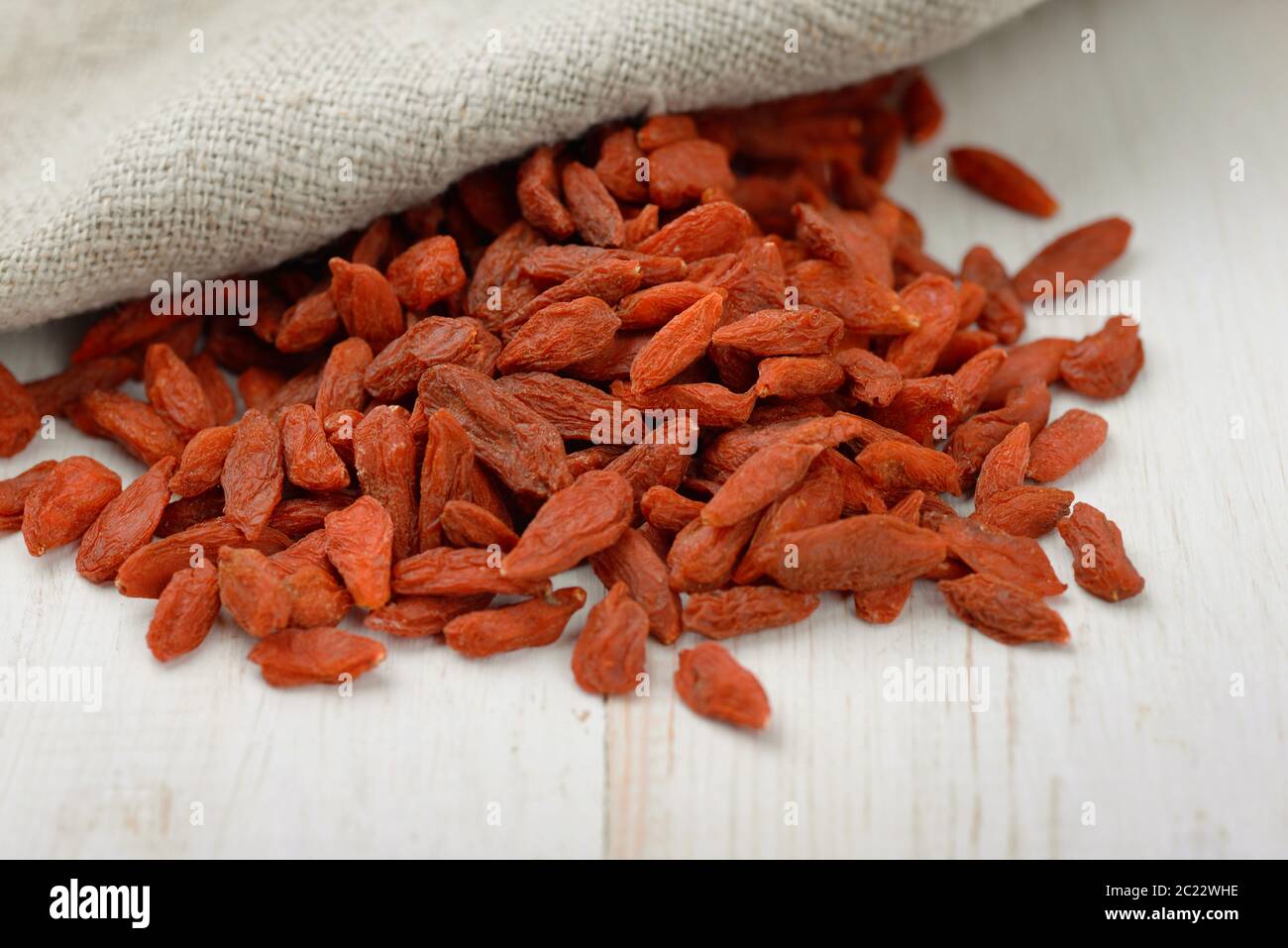 Primo piano di bacche di goji essiccate su tavolo di legno Foto Stock