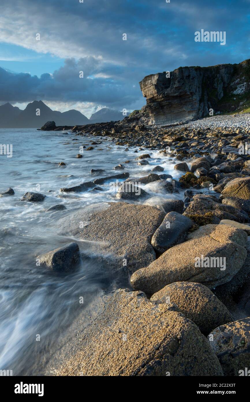 Vista verso il nero montagne Cuillin da spiaggia a Elgol sull'Isola di Skye in Scozia, Regno Unito Foto Stock