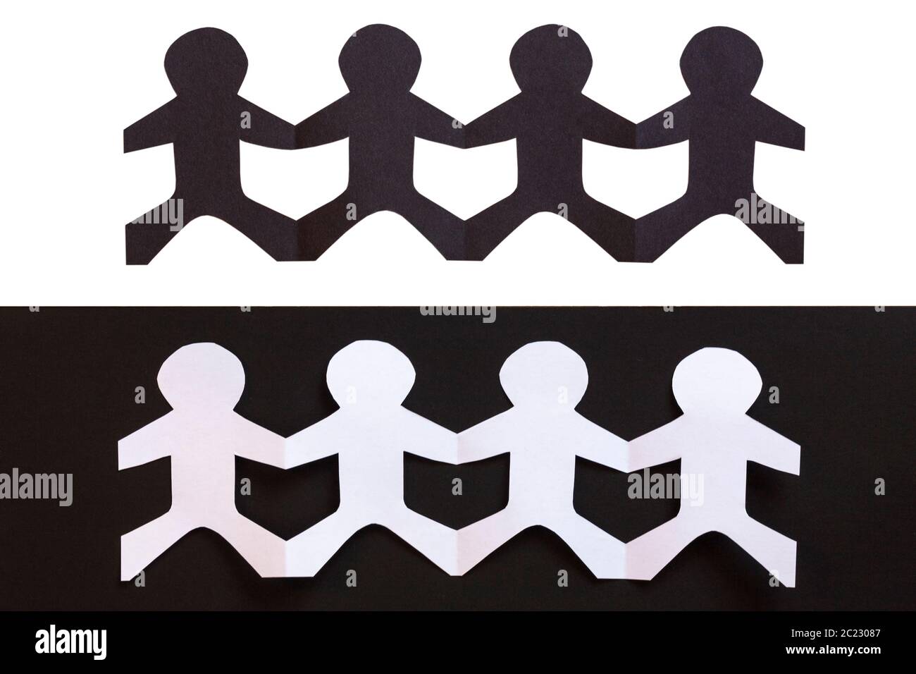 Catena della carta delle persone bianche e nere - concetto anti razzismo, uguaglianza, diversità, tutte le vite contano Foto Stock