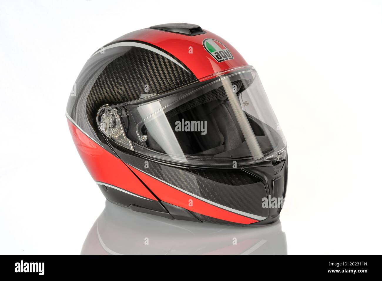 Casco modulare Sportmodulabile AGV Aero Carbon Red in fibra di carbonio. È  il casco di alta gamma del marchio in caschi modulari. PH Foto stock - Alamy