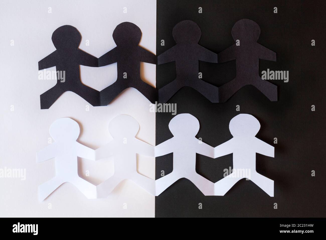 Catena della carta delle persone bianche e nere - concetto anti razzismo, uguaglianza, diversità, tutte le vite contano Foto Stock