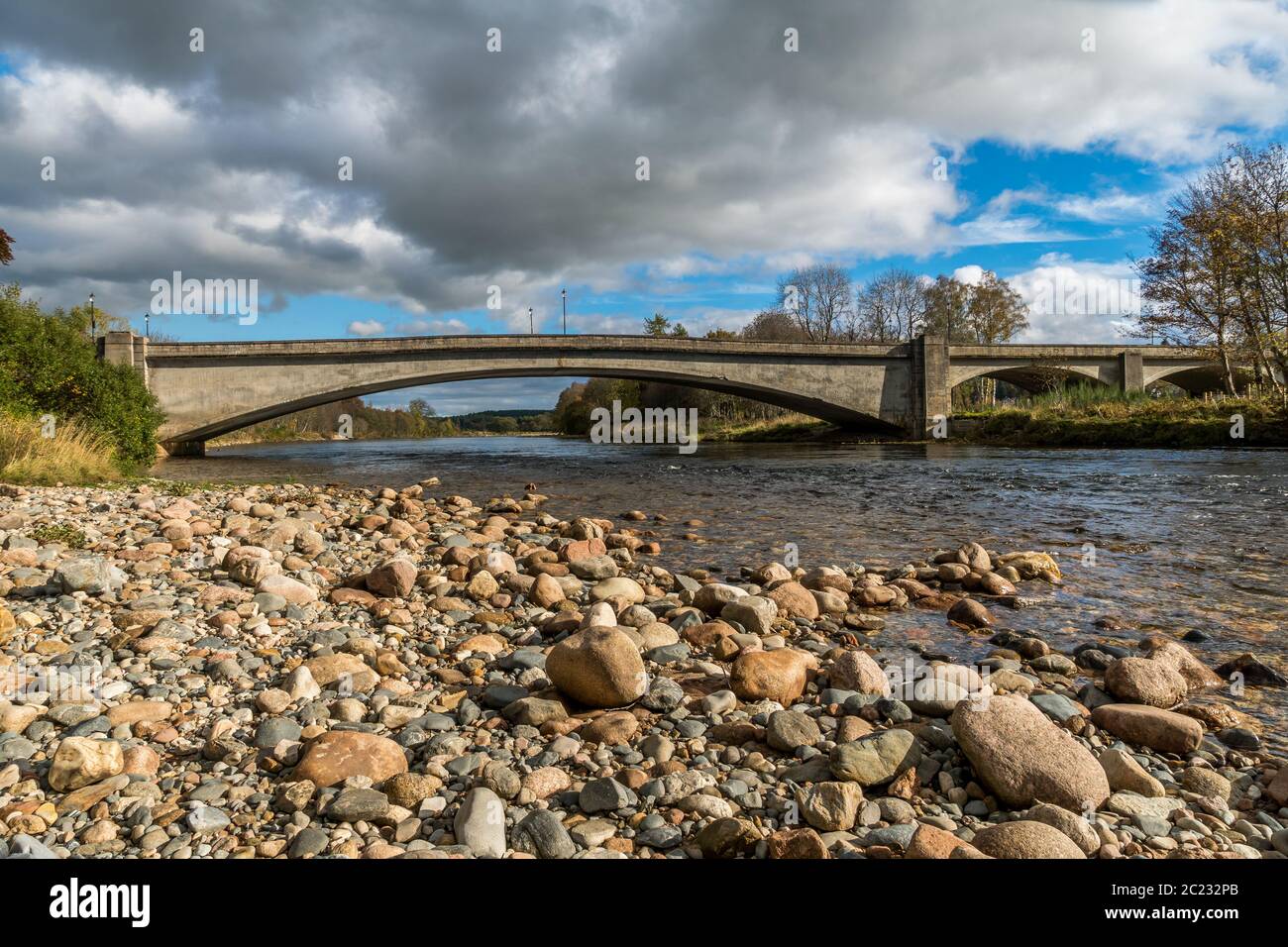 Il ponte di Aboyne sul fiume Dee. Foto Stock