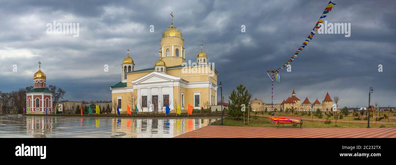 Chiesa Ortodossa di San Alexander Nevsky nella fortezza di Bender, Transnistria in Moldavia. La chiesa si trova sul territorio del centro storico di Arco Foto Stock