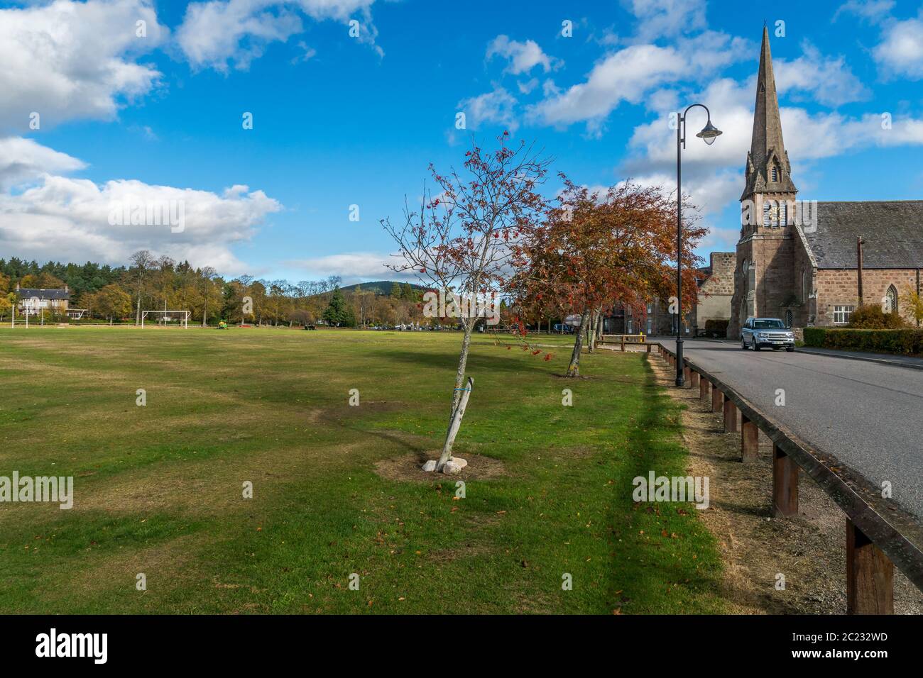 Aboyne Green, Aboyne, Scozia, Regno Unito, 17 ottobre 2018. Il verde a Aboyne con la chiesa in lontananza. Foto Stock