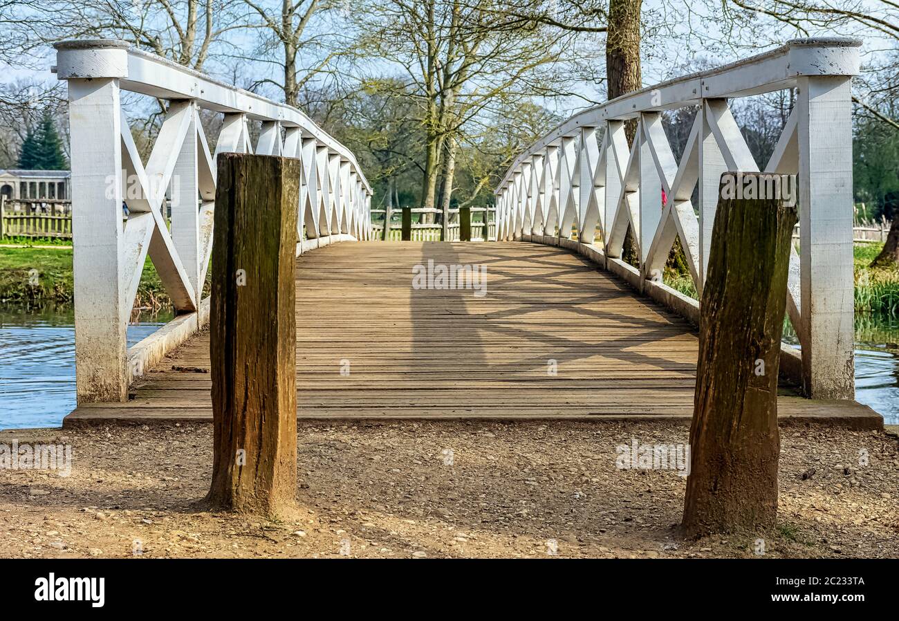 Ponte di legno sul lago Octagon a Stowe, Buckinghamshire, Regno Unito Foto Stock