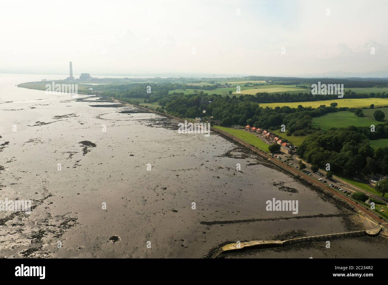 Vista sul drone Aeriald della costa di Fife verso ovest verso Longannet Foto Stock