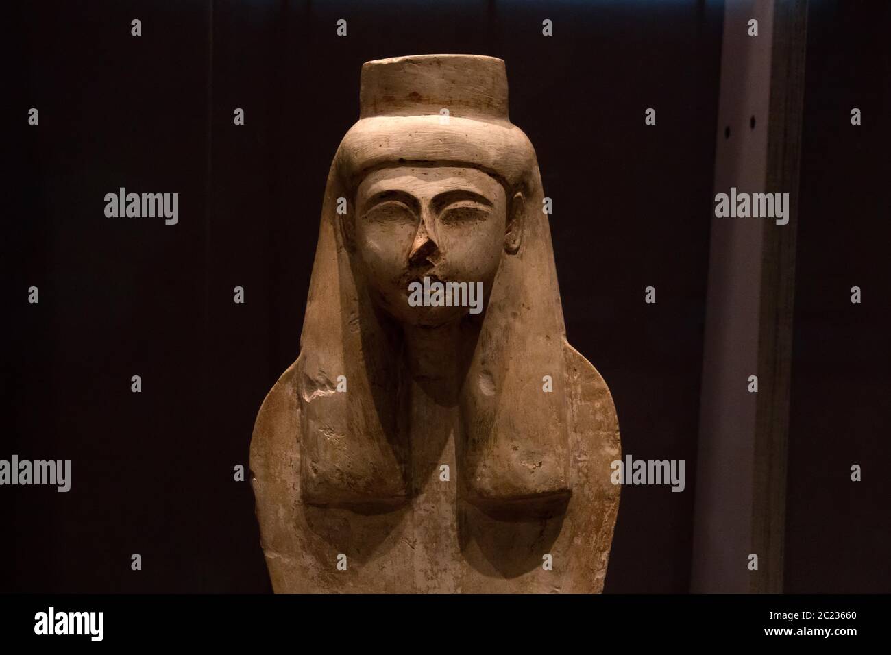 Leiden, Paesi Bassi 26 GENNAIO 2019: Primo piano di un'antica statua egiziana di Meretseger come Cobra alla mostra degli d'Egitto a Leiden. Guardian. Foto Stock