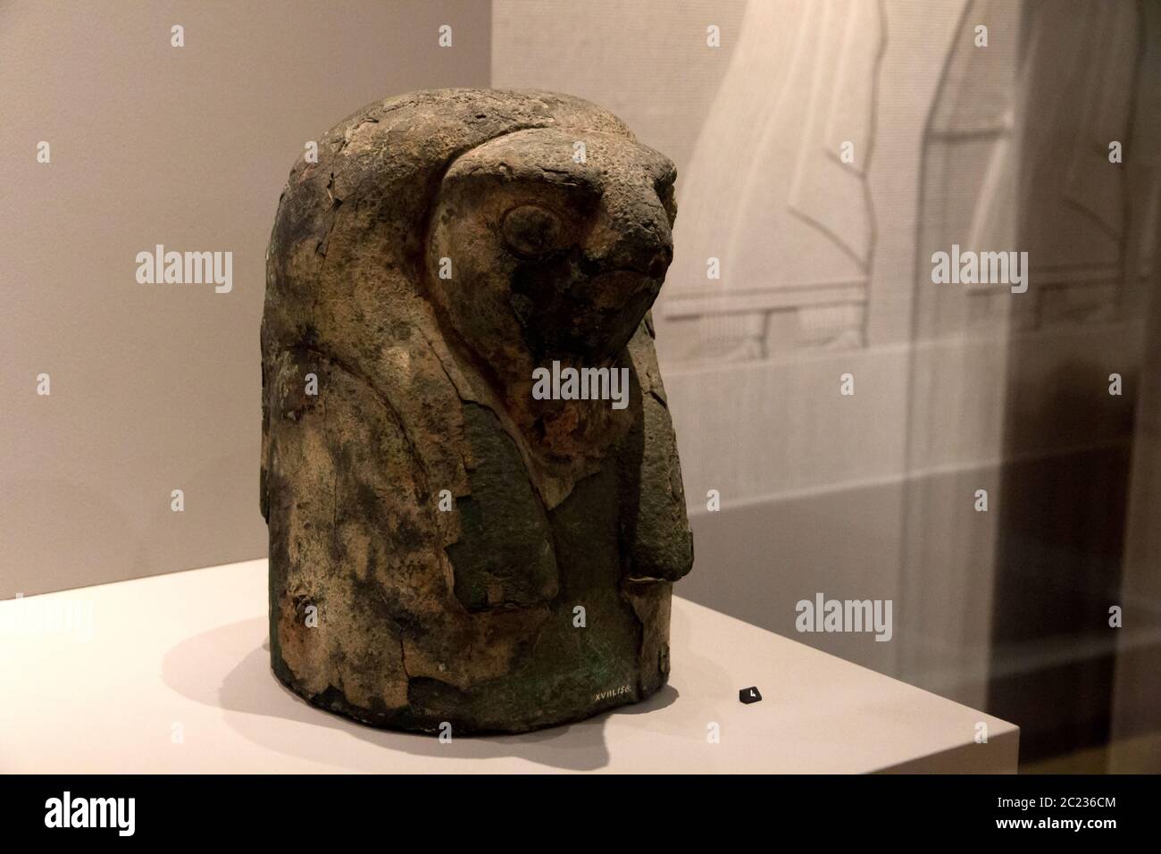 Leiden, Paesi Bassi 26 GENNAIO 2019: Antica statua di falco egiziano alla mostra degli dei d'Egitto a Leiden. Foto Stock