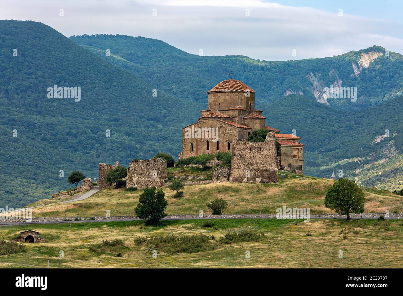 Vista sulla chiesa di Jvari a Mtskheta, Georgia, Caucaso Foto Stock