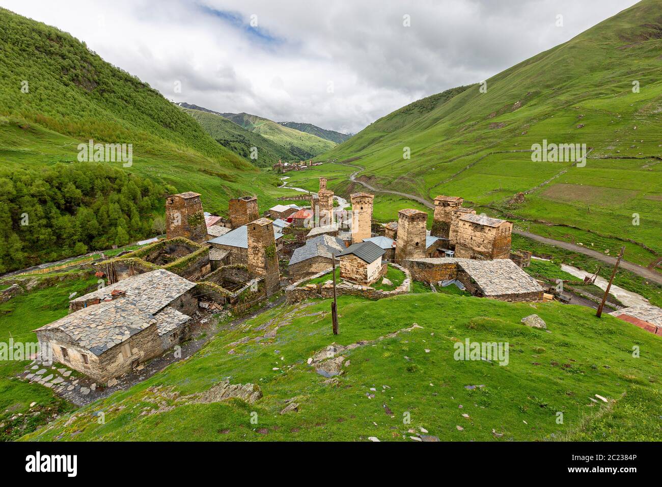 Case medievali con torri a Ushguli, nelle montagne del Caucaso, Georgia Foto Stock