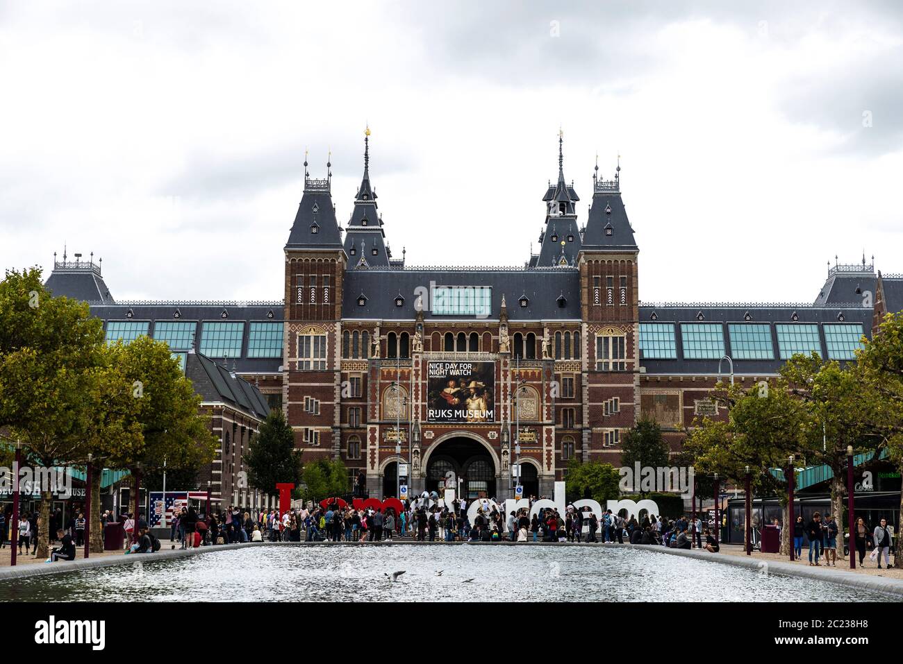 Amsterdam, Paesi Bassi - 9 settembre 2018: Grande segno corporale di i Amsterdam con persone intorno a Museumplein (Piazza dei Musei) e Rijksmuseum (Natio Foto Stock