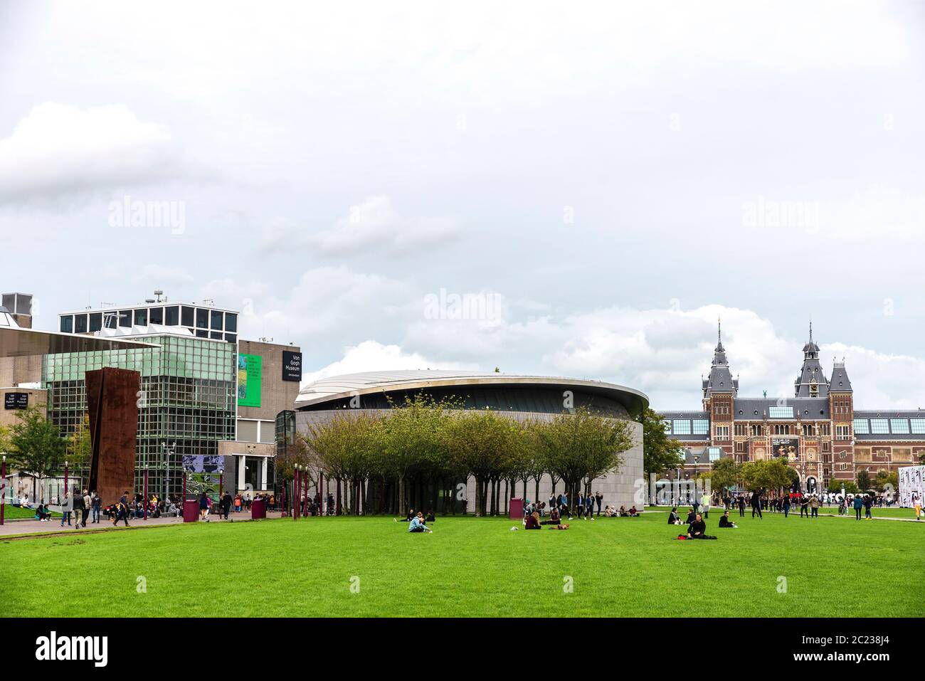 Amsterdam, Paesi Bassi - 9 settembre 2018: Museumplein (Piazza del Museo), Rijksmuseum (Museo Nazionale) e Museo Van Gogh con la gente intorno ad Amste Foto Stock