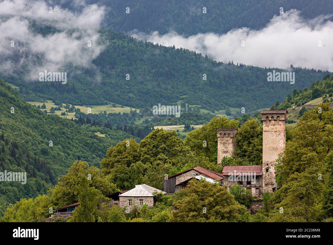 Case di villaggio con torri nella regione di Svaneti, Monti del Caucaso, Georgia Foto Stock