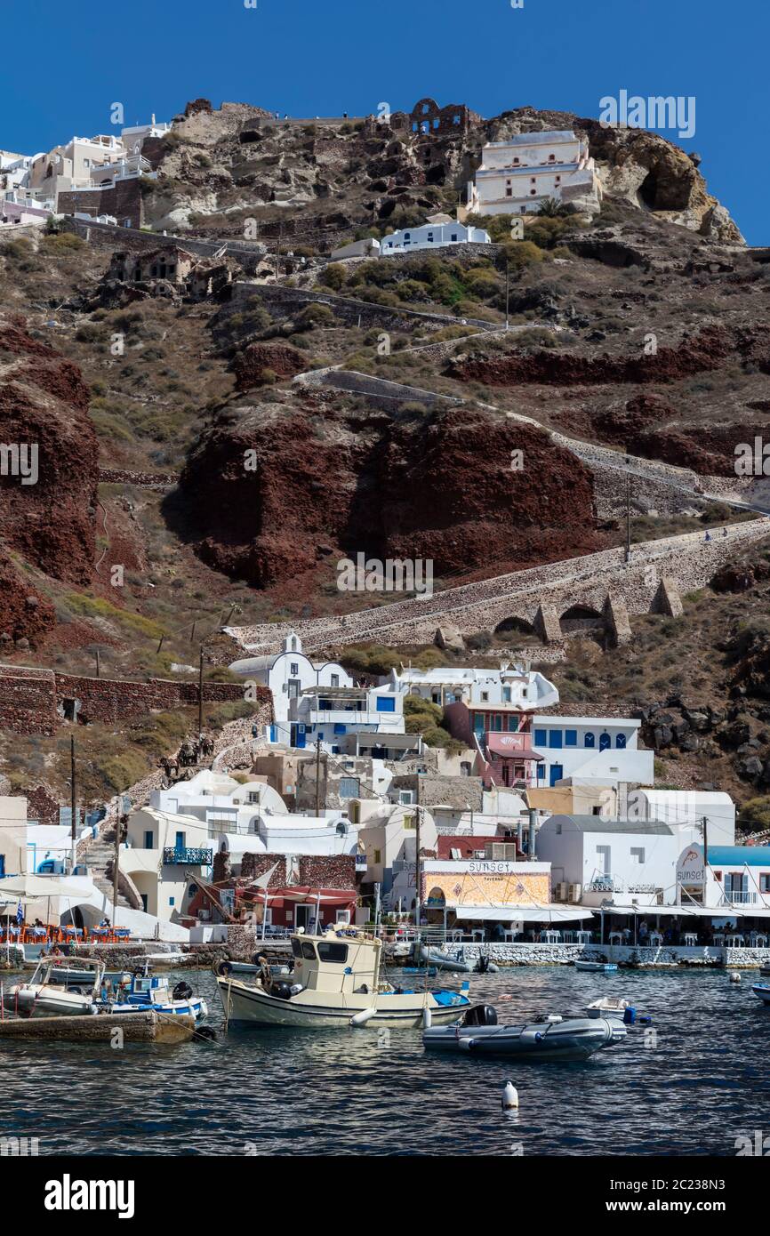 Il porto di Ammoudi, piccolo porto sotto il villaggio di Oia a Santorini,  Grecia Foto stock - Alamy