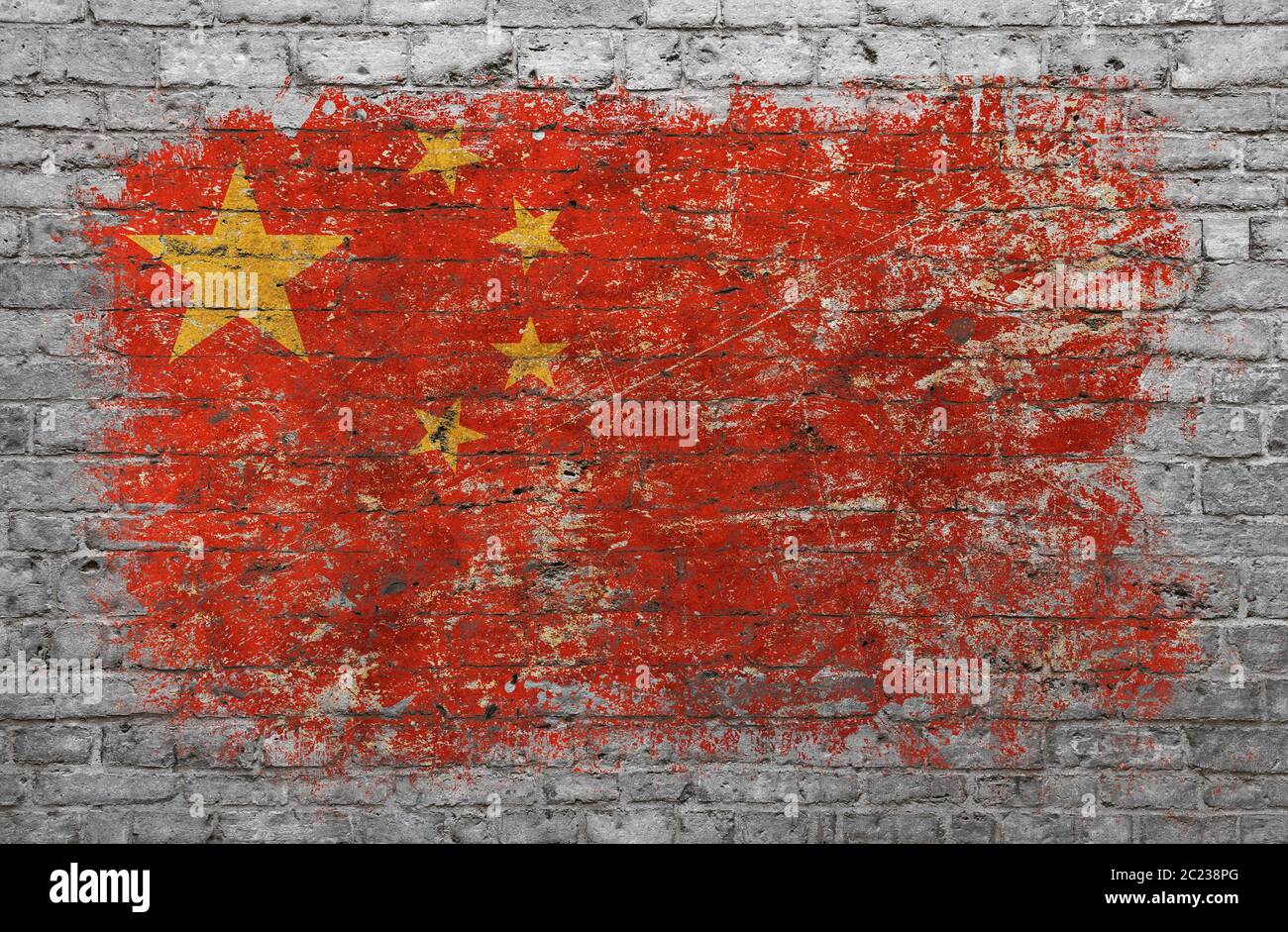 Grunge distressed bandiera della Cina dipinta sul vecchio weathered grigio muro di mattoni Foto Stock