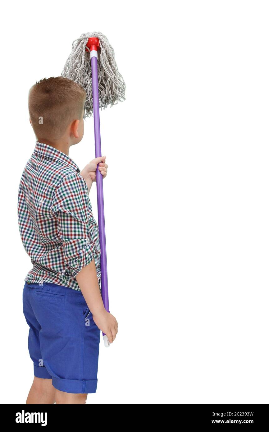 Un piccolo ragazzo calvo in un plaid shirt su un bianco sfondo isolato si erge con un MOP nelle sue mani Foto Stock