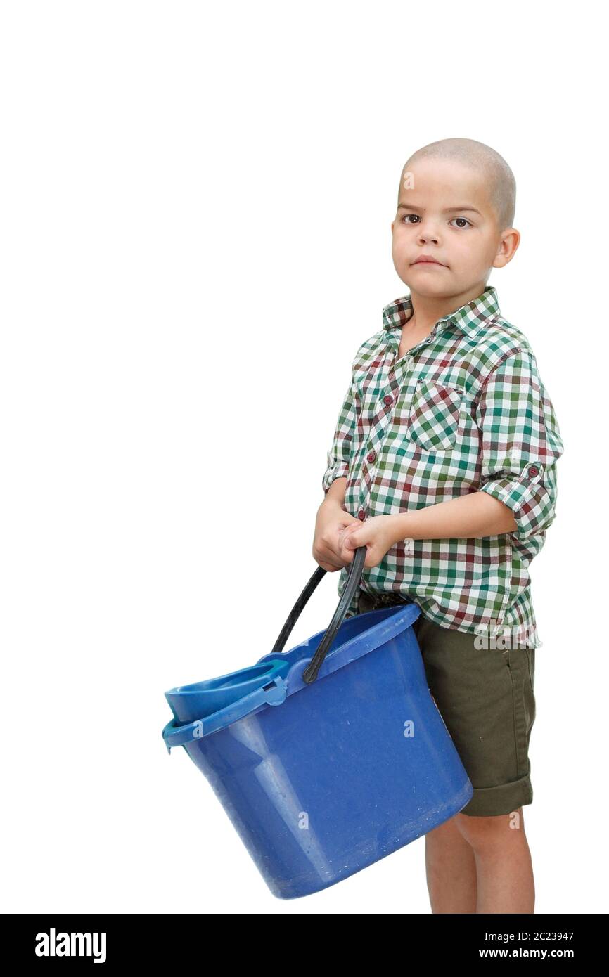 Ragazzo caucasico in piedi su un bianco sfondo isolato e tenendo un secchio di acqua per la pulizia Foto Stock