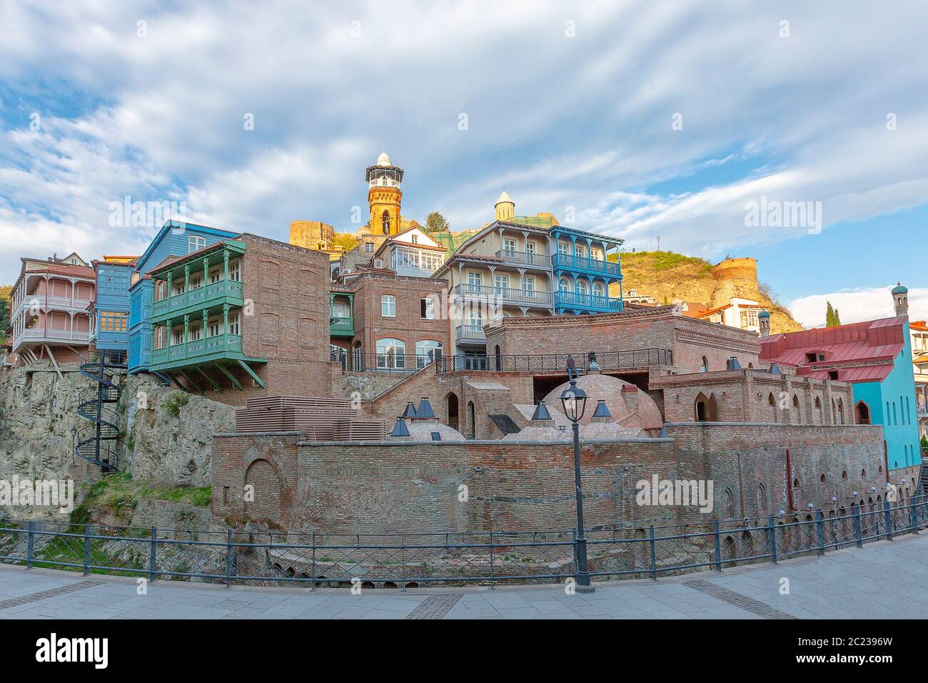 Case colorate a Tbilisi, capitale della Georgia Foto Stock