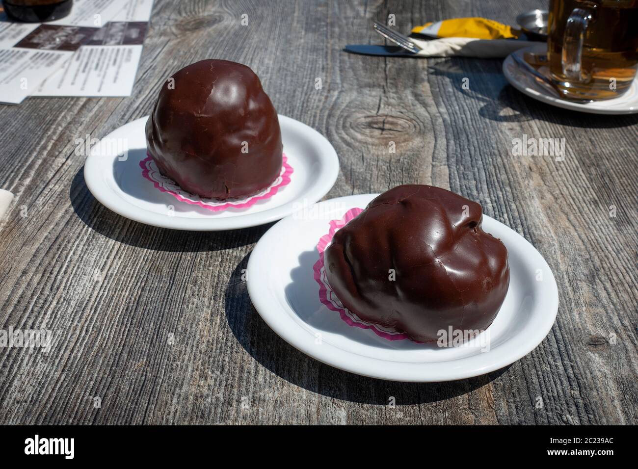 Bossche Bol, una tipica pasticceria olandese con cioccolato e crema della città di Den Bosch Foto Stock