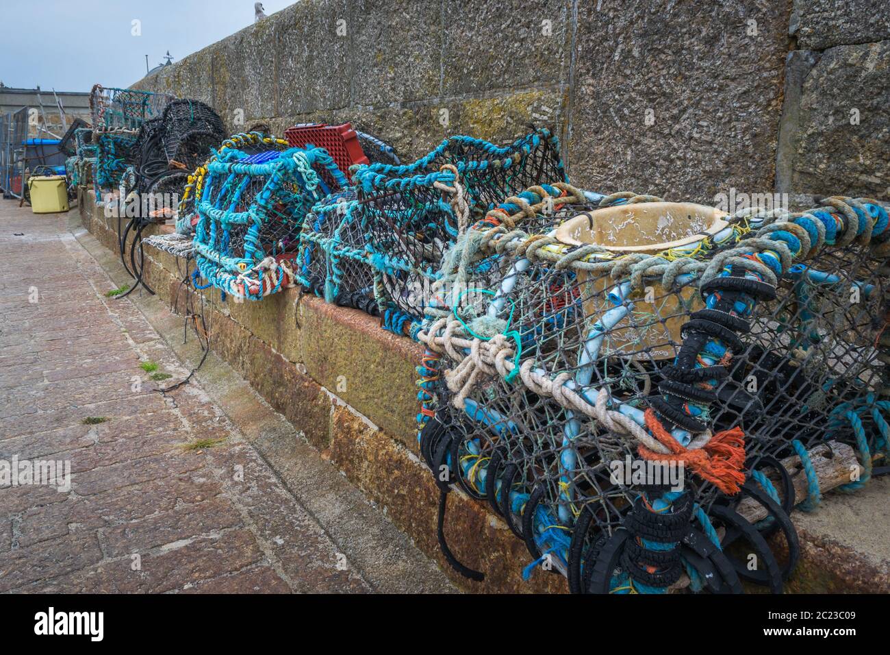 Scatole di raccolta per granchio e aragosta pronte per il successivo pescato. Scatole trappola per raccogliere granchi e aragoste sul pavimento del mare di st. Ives Cornovaglia Foto Stock