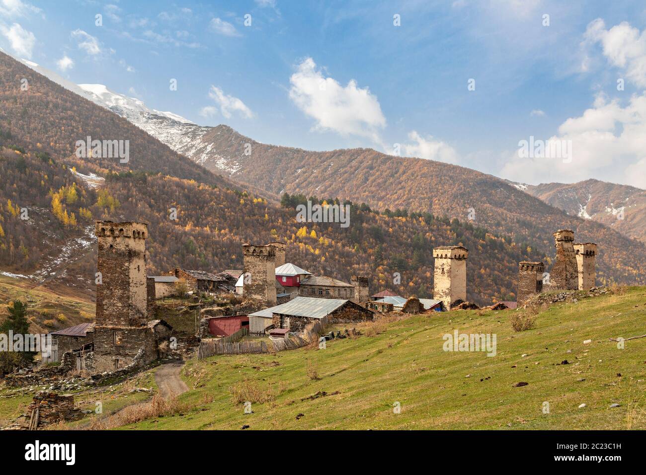 Case medievali con torri a Ushguli, nelle montagne del Caucaso, Georgia Foto Stock