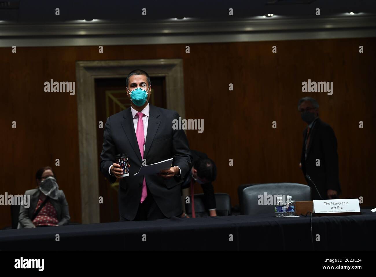 Ajit Pai, presidente della Federal Communications Commission (FCC), arriva a testimoniare in un'audizione di supervisione per esaminare il programma delle aste dello spettro della Federal Communications Commission per l'anno fiscale 2021 il 16 giugno 2020. L'audizione è stata tenuta dalla sottocommissione per i servizi finanziari e il governo generale del Senato degli Stati Uniti. Credit: Toni Sandys/Pool via CNP /MediaPunch Foto Stock
