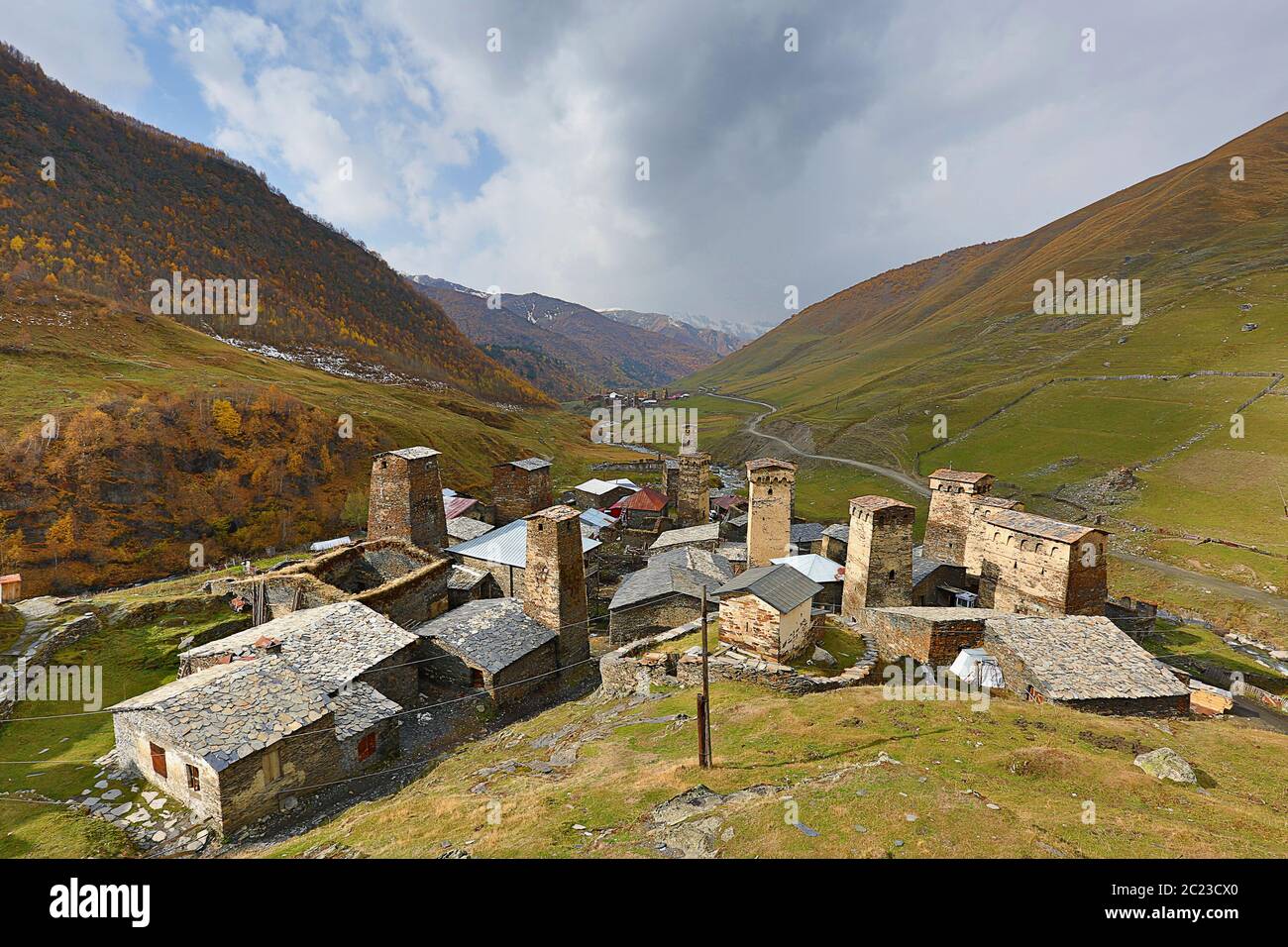 Case medievali con torri a Ushguli, nelle montagne del Caucaso, Georgia Foto Stock