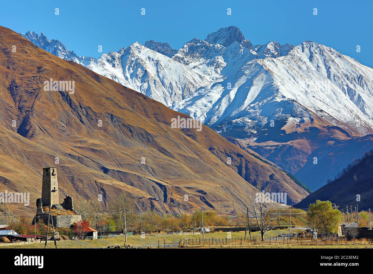 Monti del Caucaso nella zona di Juta vicino alla città di Stepantsminda, in Georgia, Monti del Caucaso Foto Stock