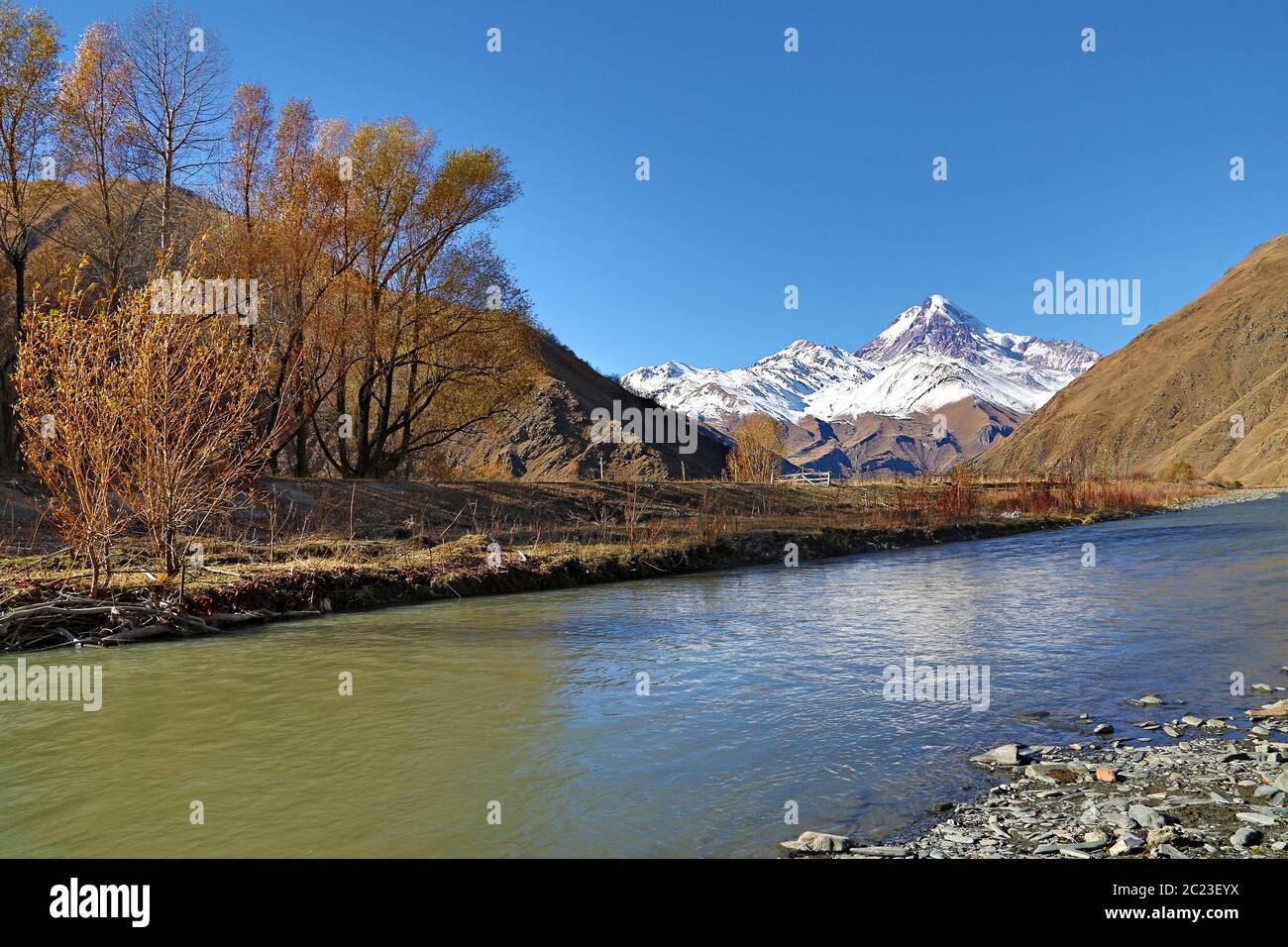 Monti del Caucaso nella zona di Juta vicino alla città di Stepantsminda, in Georgia, Monti del Caucaso Foto Stock