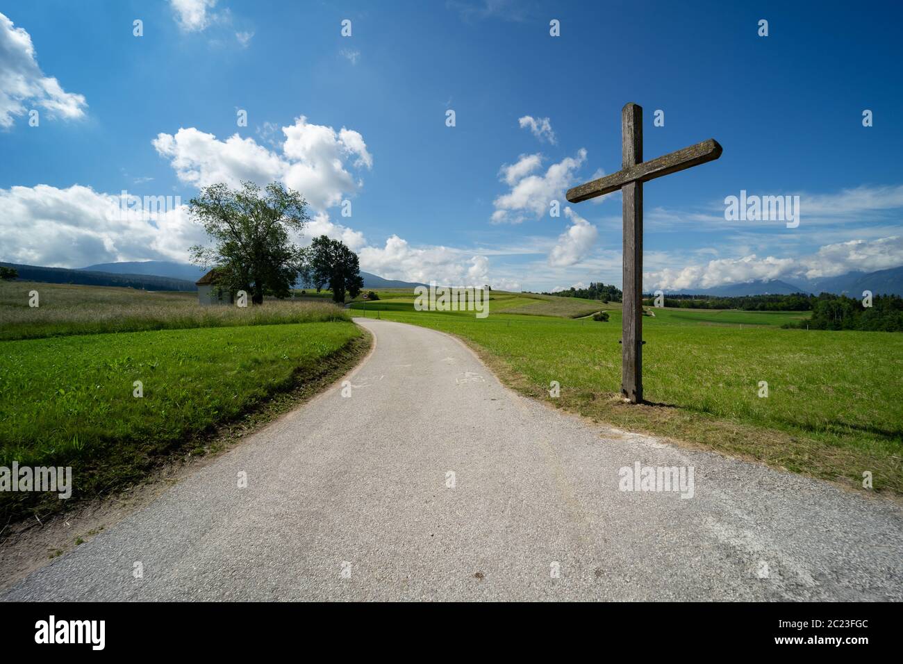 Croce cristiana in campagna lungo la via del pellegrinaggio di San Giacomo in Val di non, Trentino Alto Adige Alto Adige Italia settentrionale Foto Stock