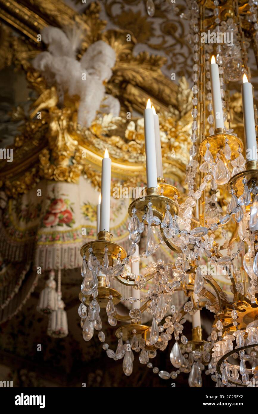 Lampadario e decorazioni nel Queens Chambre (camera di Maria Antonietta), Chateau de Versailles, Parigi, Francia Foto Stock