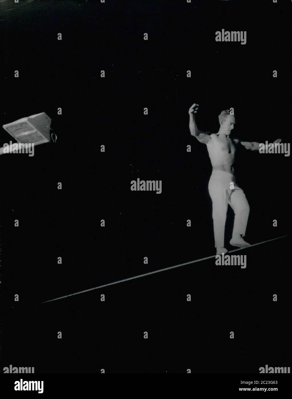 28 settembre 1963 - HAROLD ALZANA cammina un tightrope durante una performance sopra la folla Ringling Bros. E Barnum e Bailey Circus show. (Credit Image: © Keystone Press Agency/Keystone USA via ZUMAPRESS.com) Foto Stock