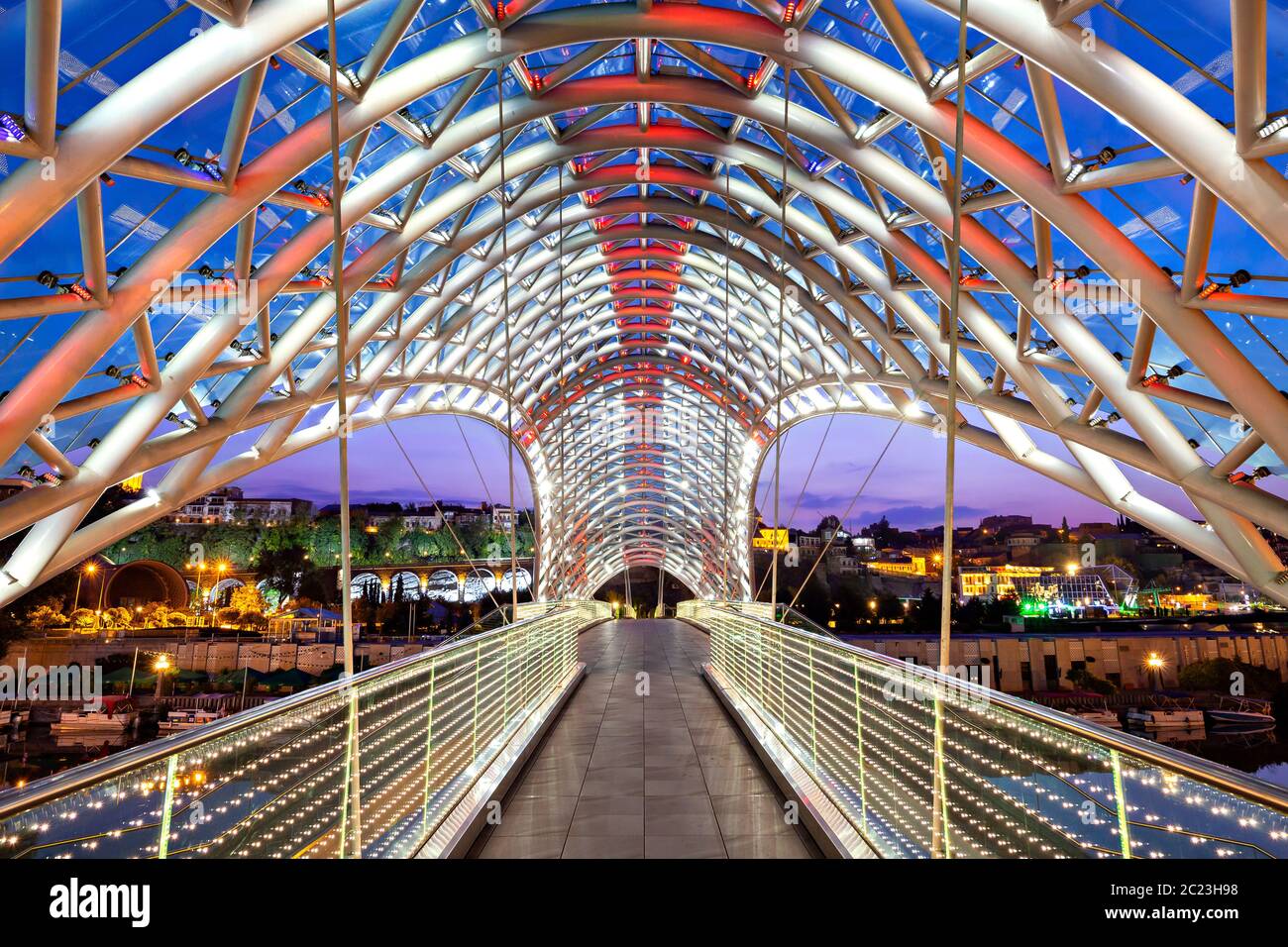 Moderno ponte pedonale conosciuto come Peace Bridge, Tbilisi, Georgia Foto Stock