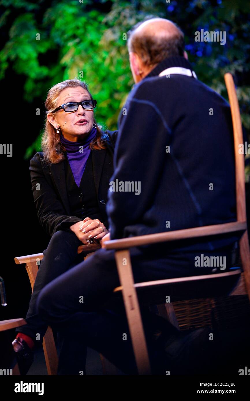 Carrie Fisher parla della sua carriera di romanzi e film al Festival di Hay il 24 maggio 2014. ©PRWFotografia Foto Stock