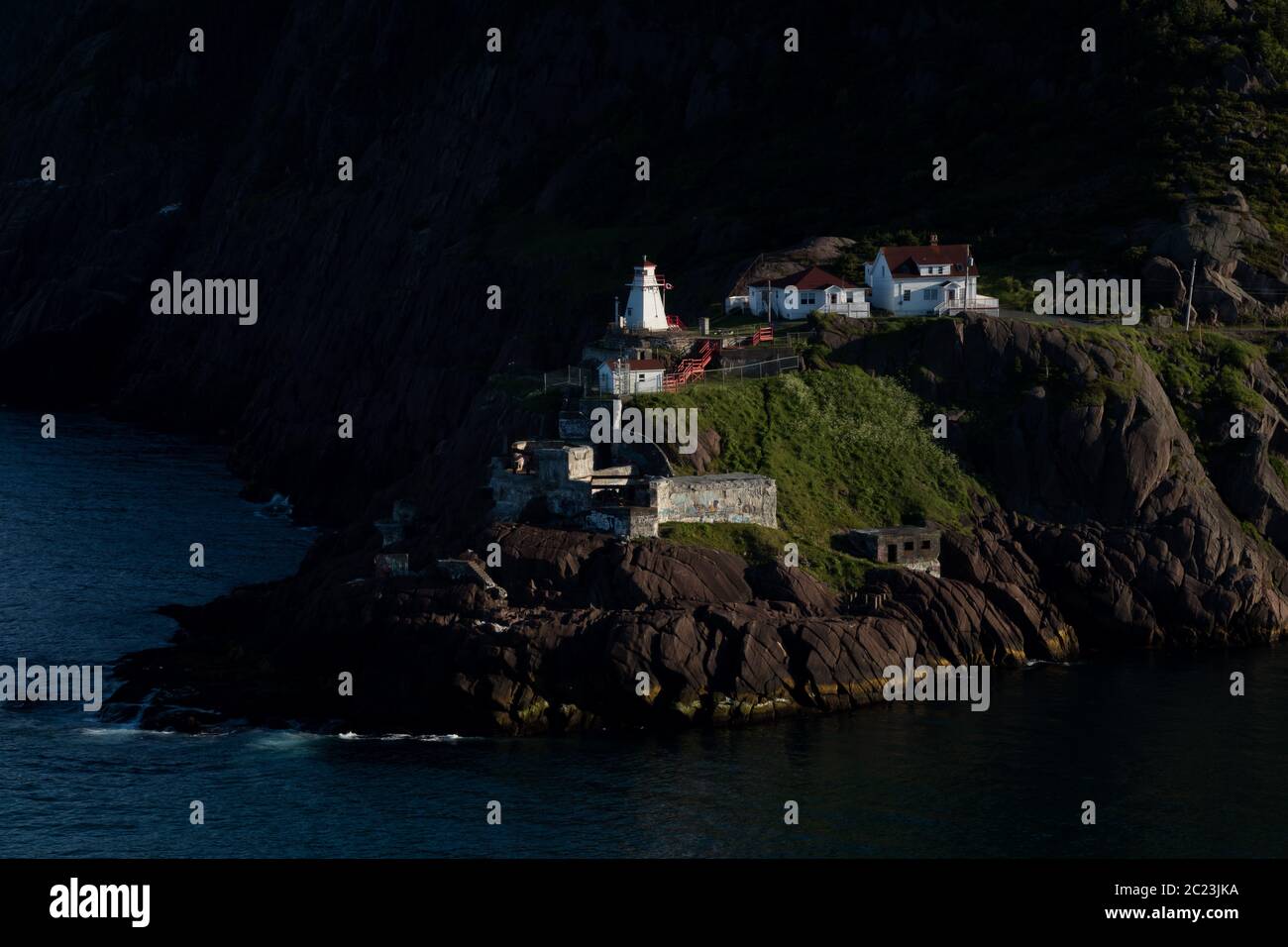 Vista al tramonto del faro di Fort Amherst e del complesso batteria della seconda guerra mondiale a St. John's, Terranova, visto dal sentiero North Head a Signal Hill. Foto Stock