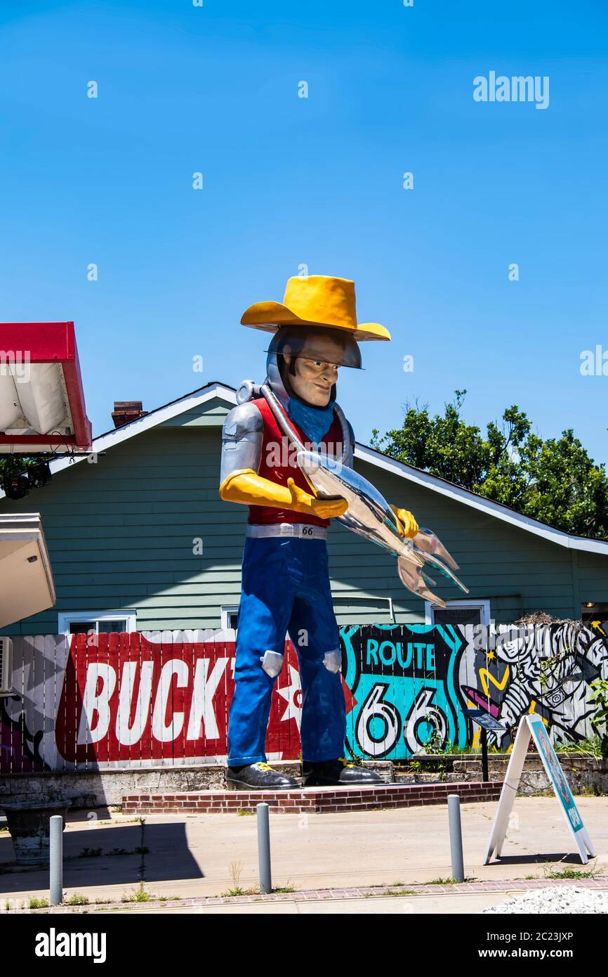 06-14-2020 Tulsa USA - Spaceman con attrazione a razzo a lato della strada a Bucks su 66 situato sulla vecchia Mother Road Route 66 Foto Stock