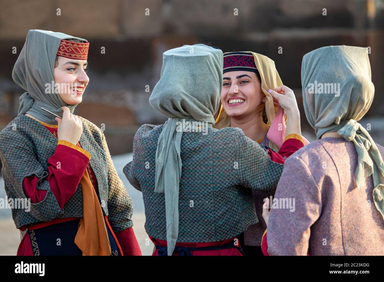 Donne armene in costume nazionale, a Yerevan, Armenia Foto Stock