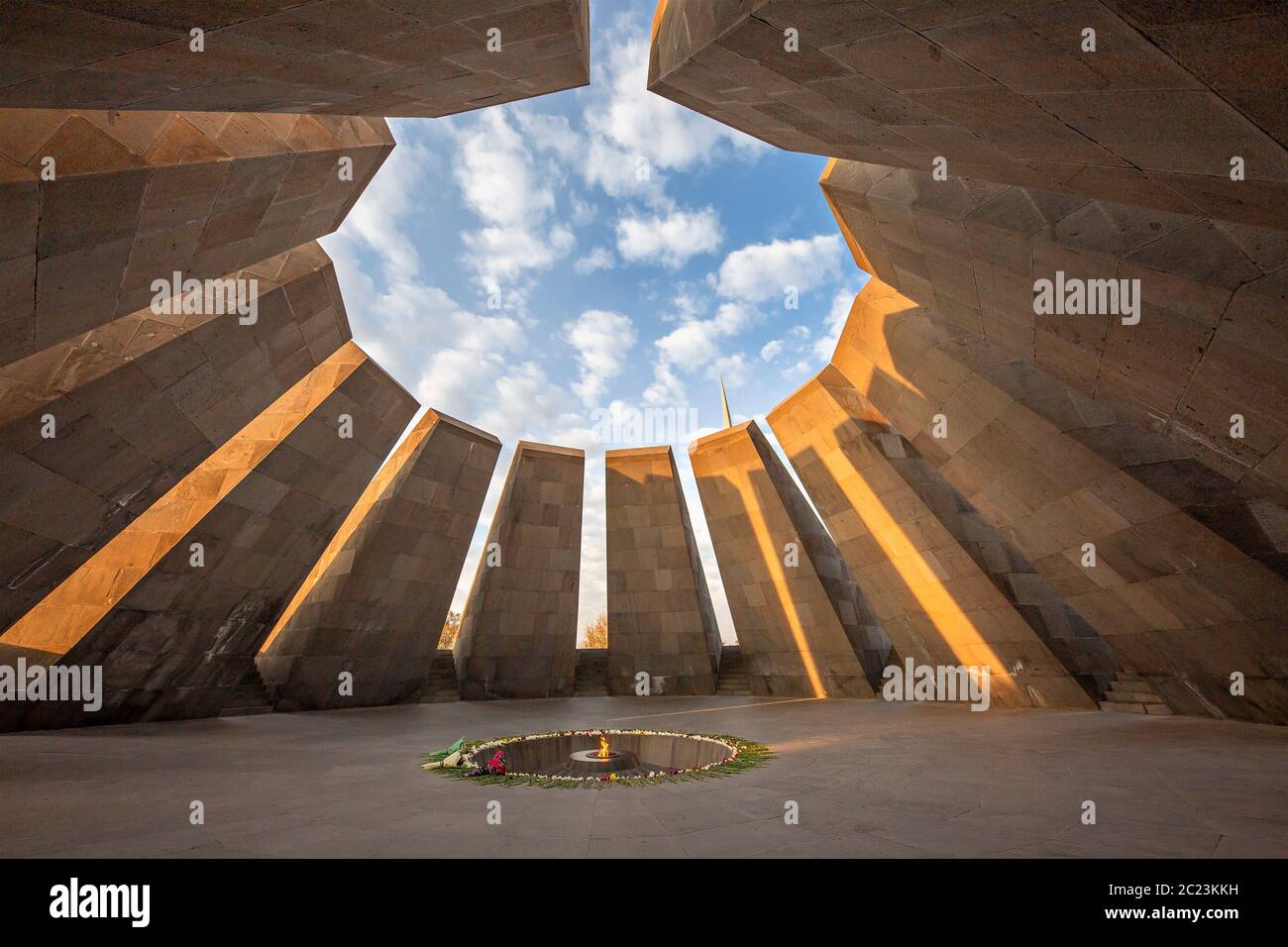 Memoriale del genocidio armeno e la sua fiamma eterna, a Yerevan, Armenia Foto Stock