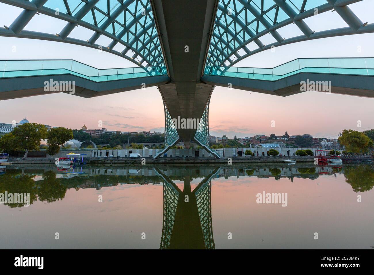 Moderno ponte pedonale conosciuto come Peace Bridge, Tbilisi, Georgia Foto Stock