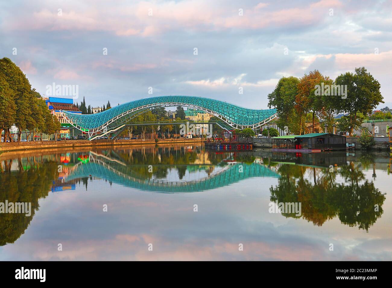 Moderno ponte pedonale conosciuto come Peace Bridge, Tbilisi, Georgia Foto Stock