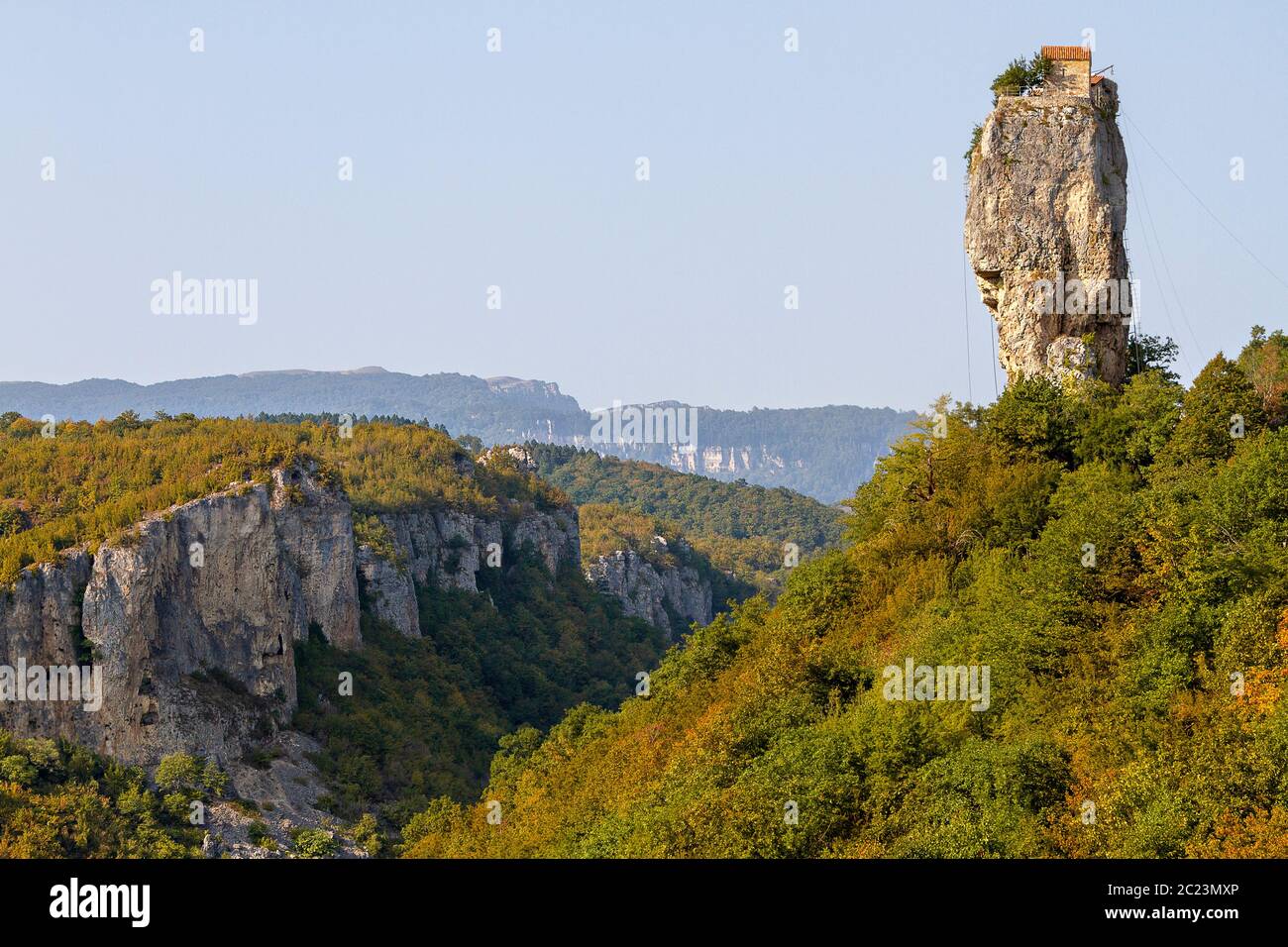 Pilastro monolitico di pietra calcarea noto come pilastro Katskhi con un piccolo monastero sulla sua cima in Georgia. Foto Stock