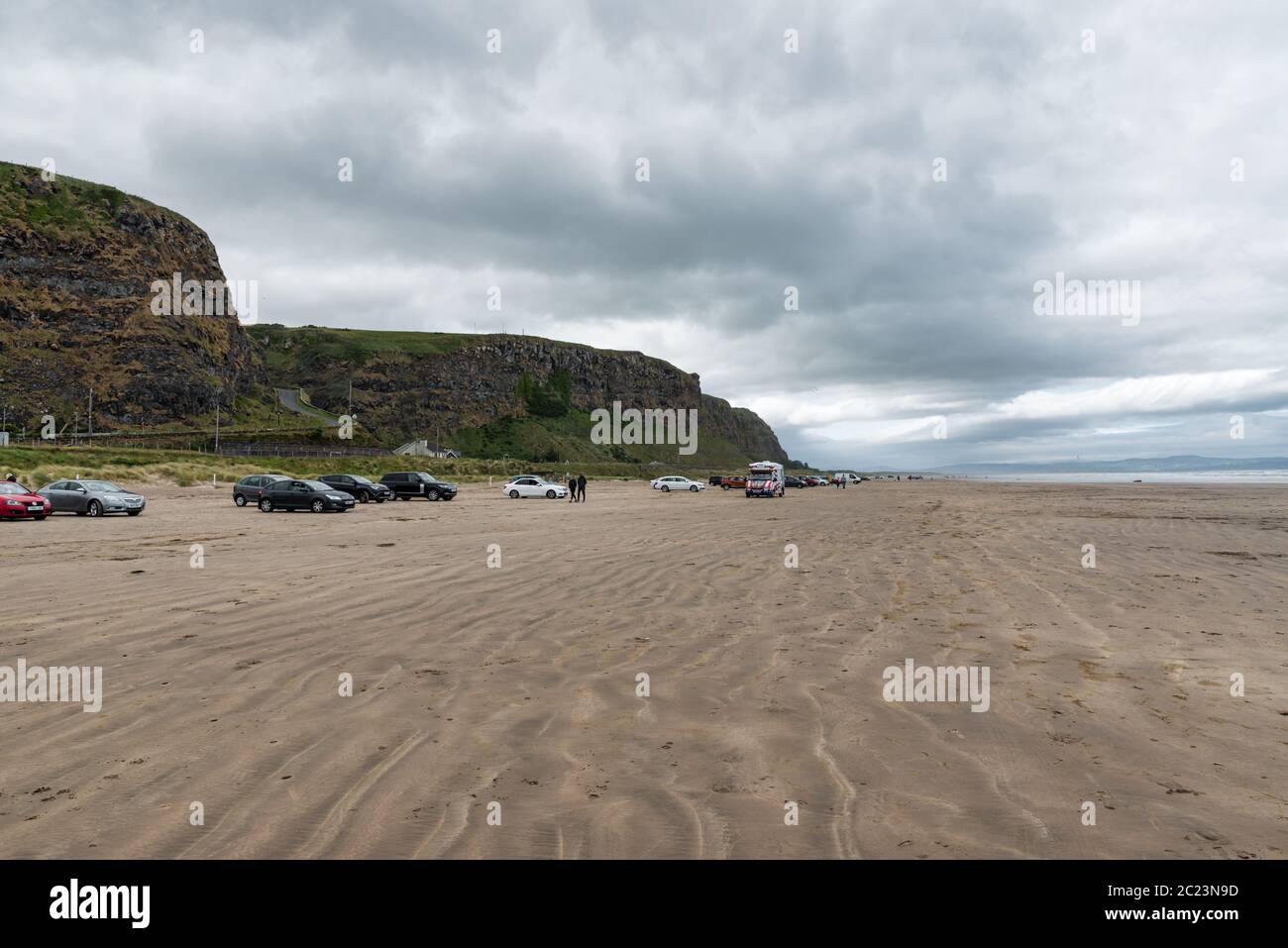 Downhill, UK - 7 giugno 2020: Auto parcheggiate sulla spiaggia di Downhill Strand sulla costa dell'Irlanda del Nord Foto Stock