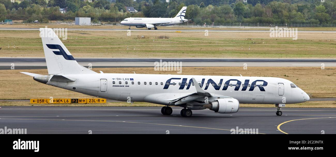 Due aeromobili presso la pista, l'aeroporto internazionale di Duesseldorf, Germania, Europa Foto Stock