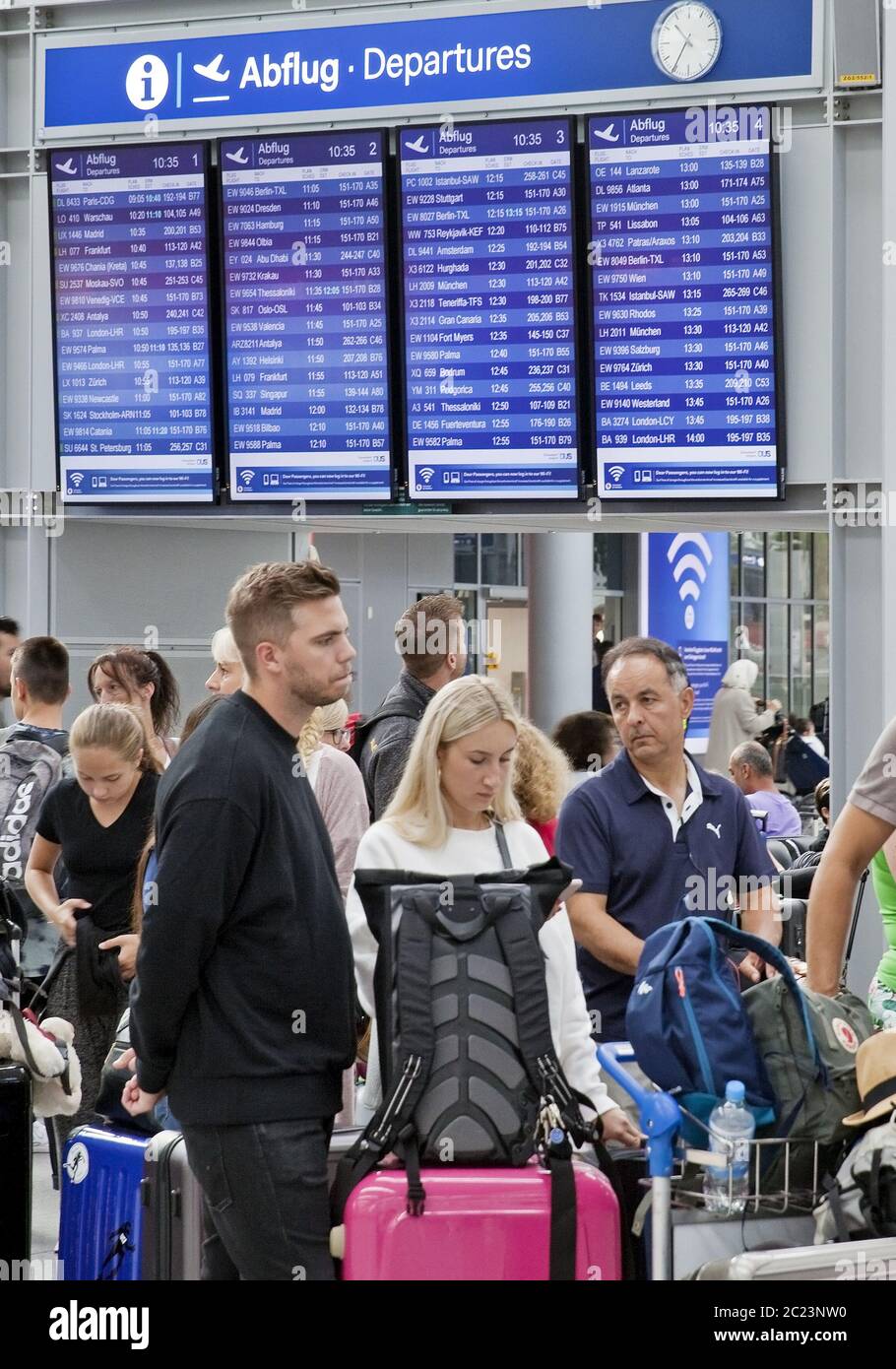 Airport Terminal con molte persone durante la stagione di Holliday, Duesseldorf, Germania, Europa Foto Stock