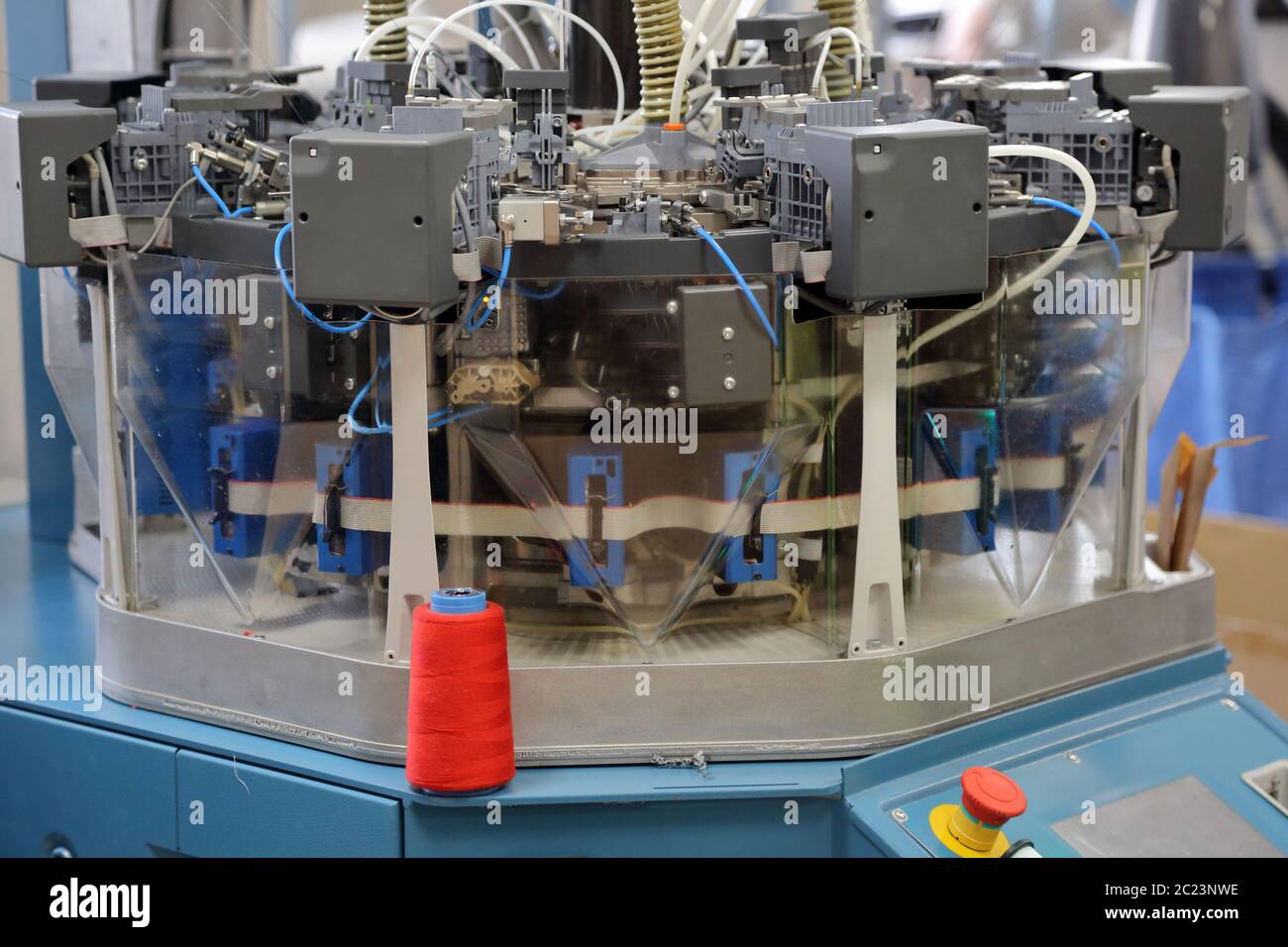 Linea automatica per la cucitura di capi di tessuti sintetici e a maglia Foto Stock