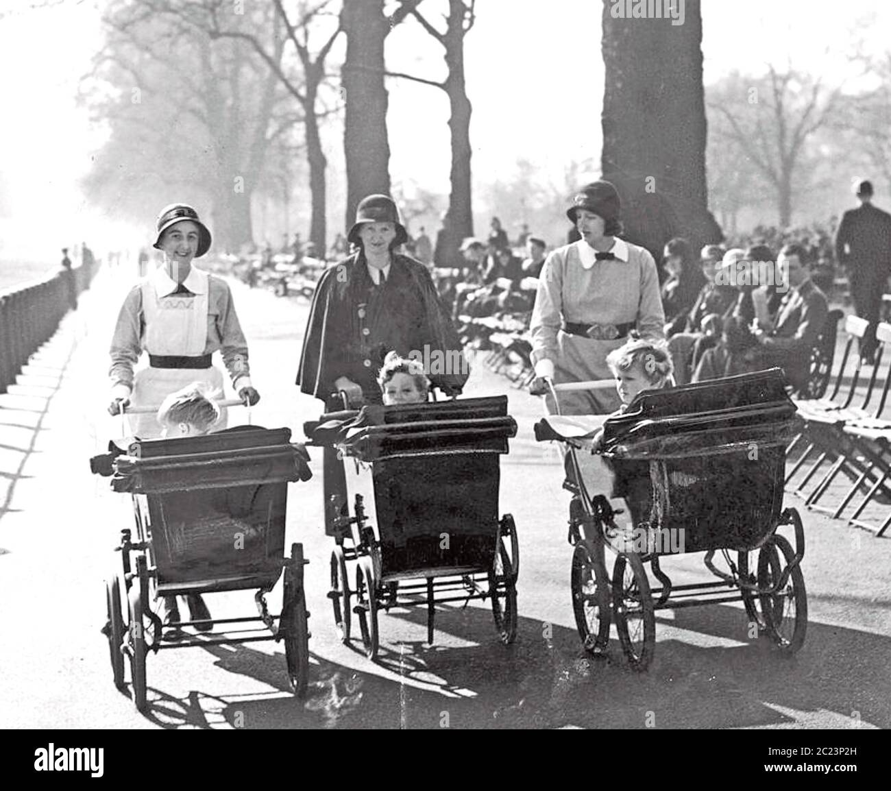 NANNIES con le loro spese che passeggiano in un parco di Londra circa 1925 Foto Stock