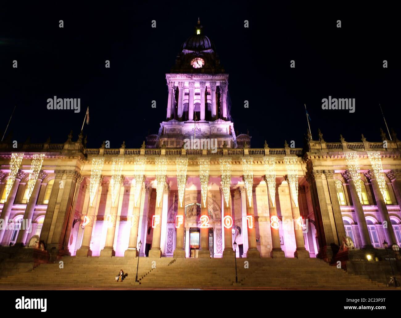 Il municipio di Leeds è illuminato per il festival annuale del cinema cittadino Foto Stock