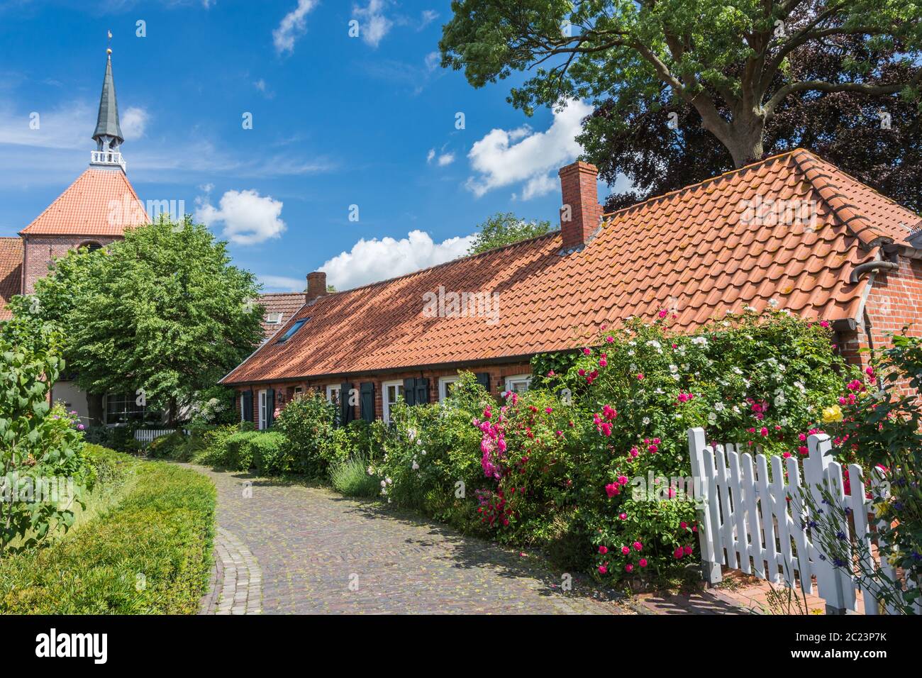 RysumSmall Street a Rysum, Frisia orientale, bassa Sassonia, Germania Foto Stock