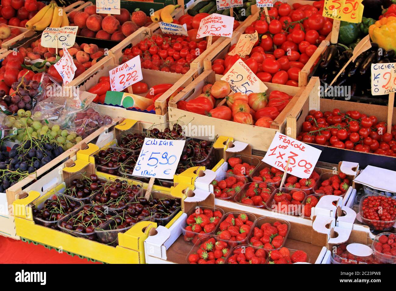 Grande mercato degli agricoltori in stallo riempito con frutta organica Foto Stock