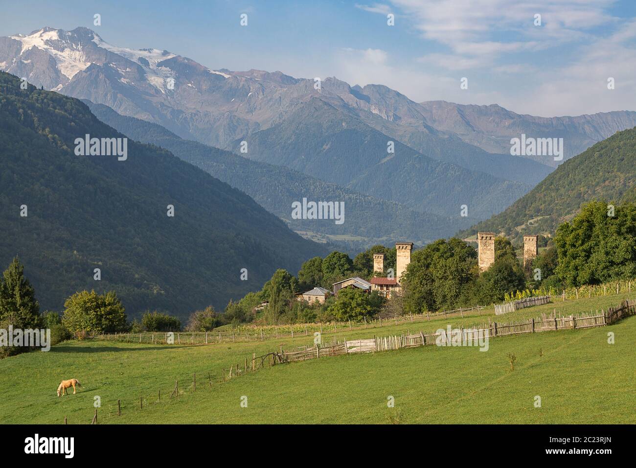 Case di villaggio con torri nella regione di Svaneti, Monti del Caucaso, Georgia Foto Stock